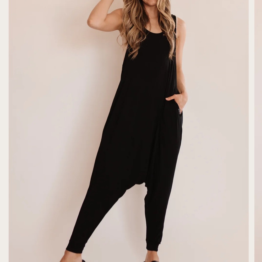 Momper Romper‎ Black Sleeveless Stretchy Jumpsuit. Size Medium.